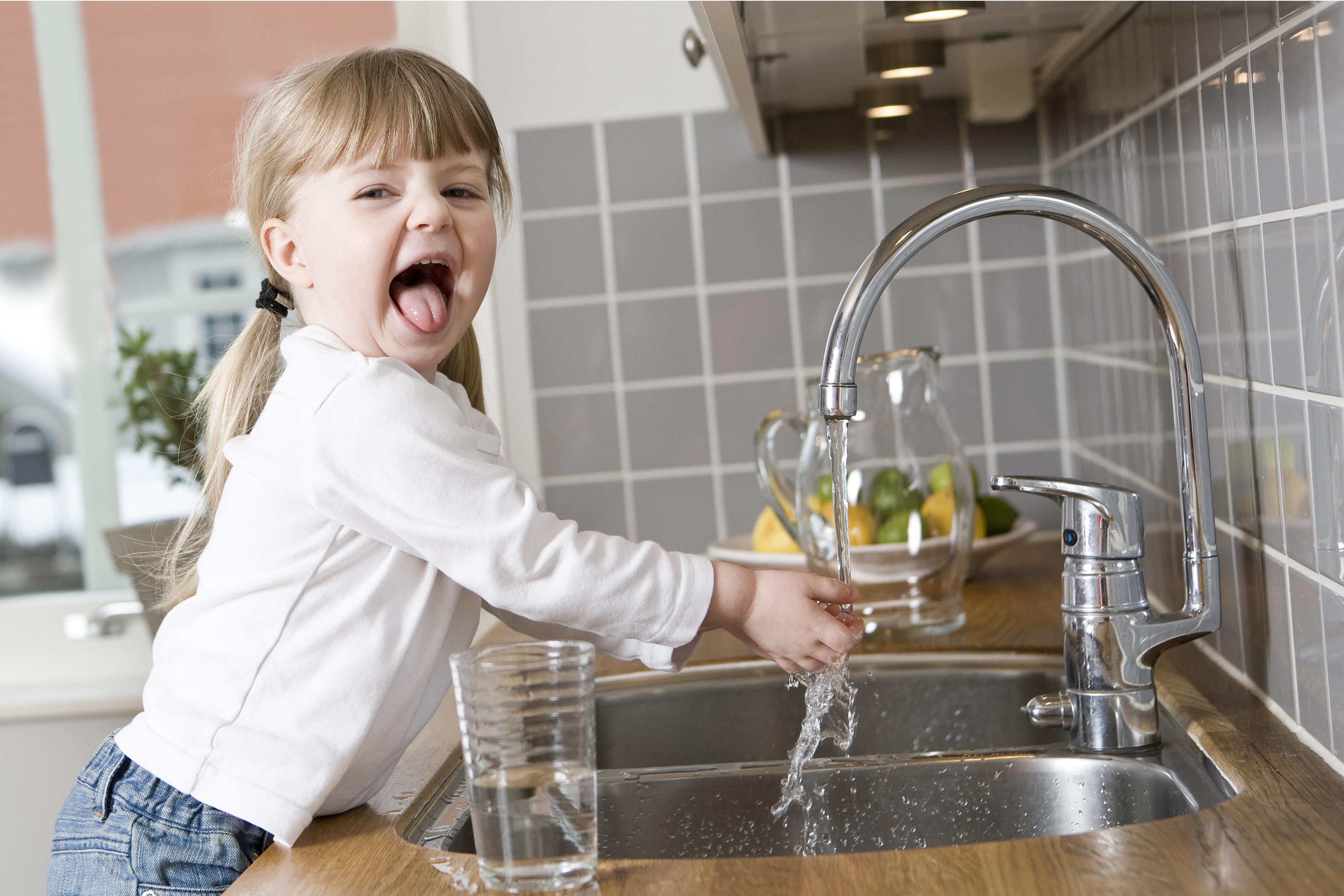 Мама налей воды. Кухня для детей. Кран с водой. Чистая вода из крана. Дети воды.